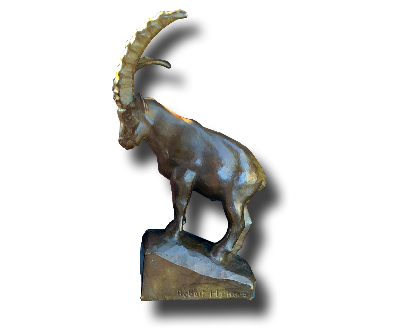 Sculpture en bronze représentant un bouquetin debout, grandes cornes recourbées, sur un socle rocheux