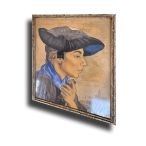 Portrait encadré : femme de profil portant un grand chapeau noir et une écharpe bleue, mains jointes sur fond beige