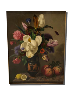 Tableau encadré nature morte : bouquet de fleurs dans un vase décoré, citron coupé et fruits rouges sur une table