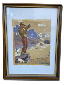 homme en montagne en train de photographier, avec sommets enneigés et lac au fond