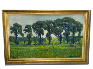 Tableau encadré paysage : rangée de grands arbres au bord d’un champ vert, avec horizon de campagne au fond