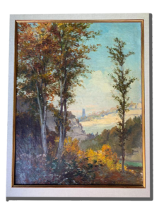 Tableau encadré paysage d’automne : grands arbres au premier plan et vue sur une vallée avec rivière, champs dorés et ciel bleu