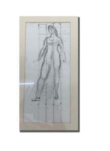 Dessin encadré : esquisse au crayon d’une femme debout, vue de face, tracée sur une grille de proportions (photo avec reflets sur le verre)