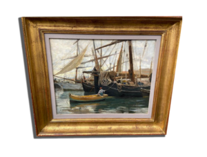 Tableau encadré : voiliers amarrés au port, petit canot jaune avec un personnage sur l’eau, ambiance maritime