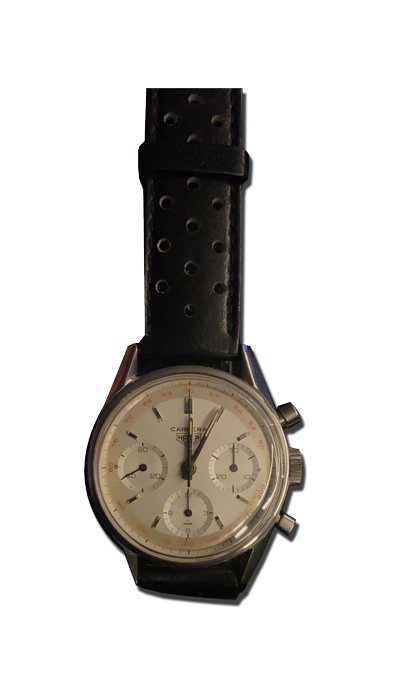 Montre vintage de luxe type chronographe avec cadran clair à trois compteurs, boîtier métal et bracelet cuir noir perforé style racing