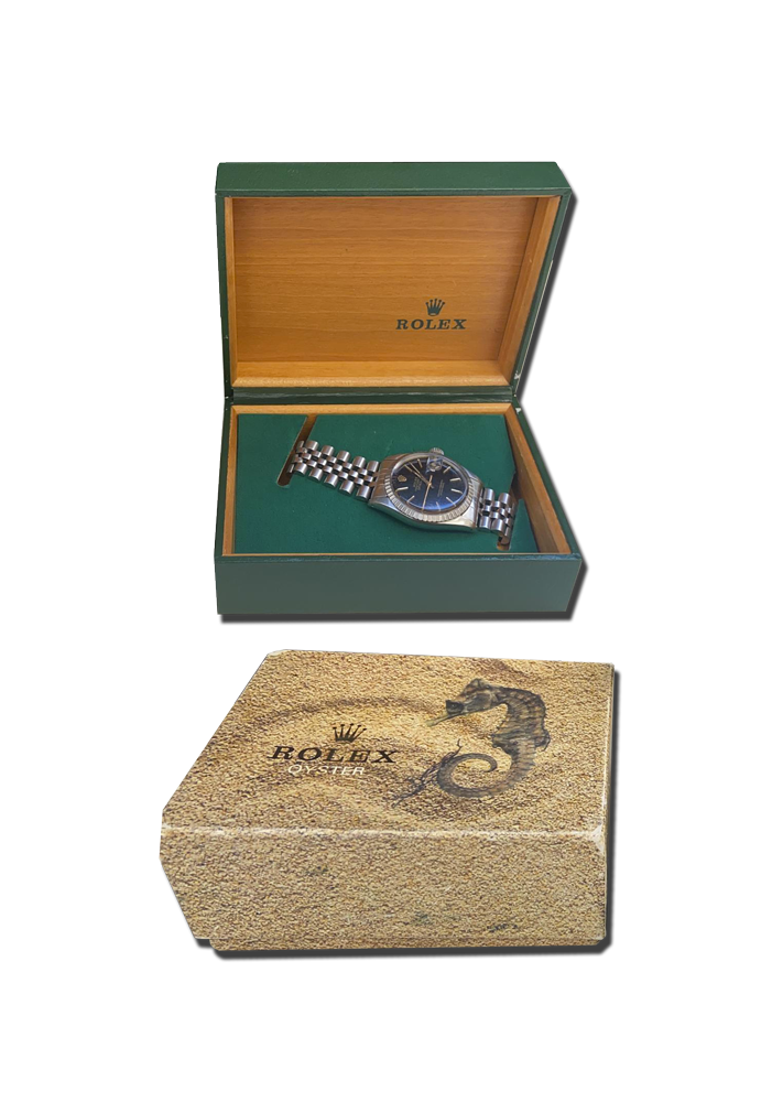 Montre vintage de luxe en acier avec bracelet métal et cadran bleu, présentée dans un écrin ouvert avec sa boîte, visuel produit