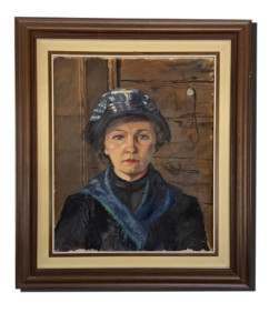 Portrait peint d’une femme au chapeau sombre et écharpe bleue, vêtement noir, sur fond de planches en bois, présenté dans un cadre brun et doré ; Suisse, Valais, achat antiquaire, rachat, acheteur d’art, proposition de rachat.