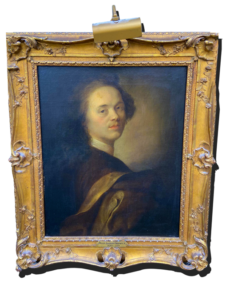 Portrait peint d’époque, visage de trois-quarts sur fond sombre, présenté dans un grand cadre doré richement sculpté ; Suisse, Valais, achat antiquaire, estimation antiquaire, acheteur.