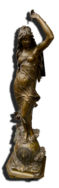 Sculpture en bronze patiné représentant une femme drapée, bras levé, debout sur un socle ornementé avec sphère décorative, visuel détouré