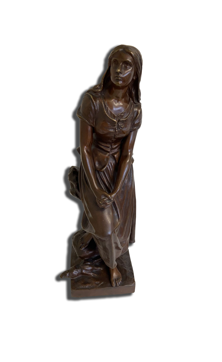Sculpture en bronze patiné représentant une jeune femme en robe, mains jointes, sur socle