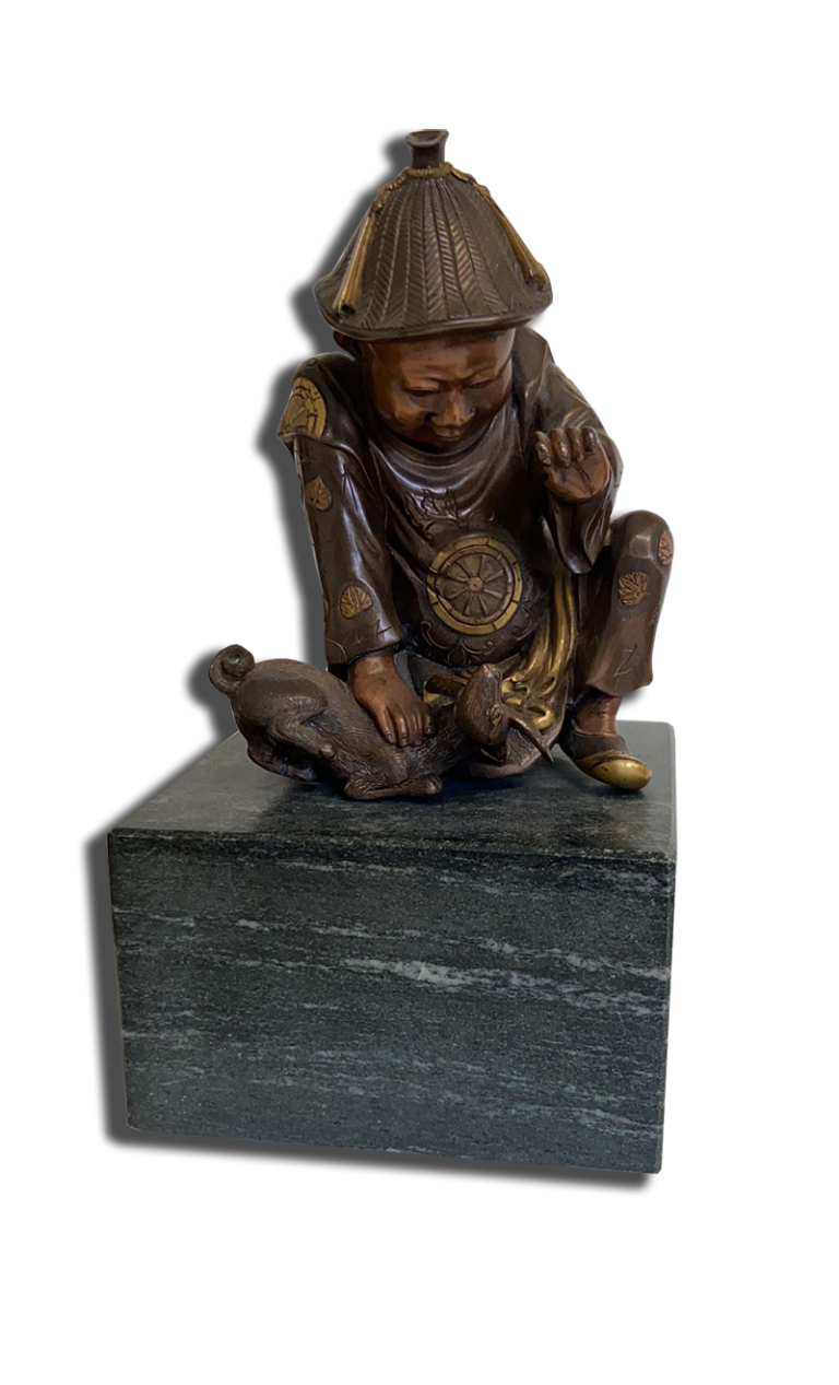 Statuette en bronze polychrome d’inspiration asiatique : personnage accroupi avec chapeau conique accompagné d'un animal, sur socle en pierre