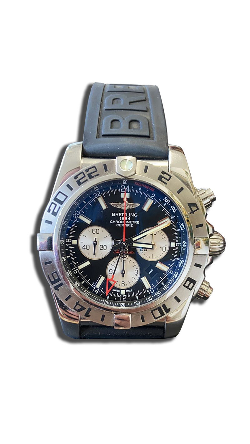 Montre de collection type chronographe, cadran noir à trois compteurs, lunette chiffrée et bracelet caoutchouc