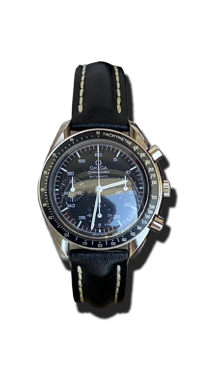Montre de collection chronographe à tachymètre, cadran noir avec trois compteurs, boîtier acier et bracelet cuir surpiqué