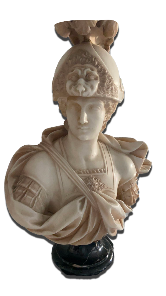 Sculpture en marbre représentant une figure humaine debout avec détails de drapés et formes sculptées, posée sur un socle.