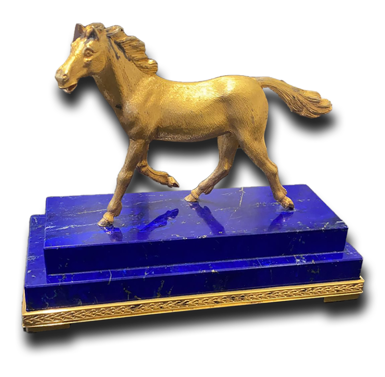 Sculpture représentant un cheval debout sur un socle, détaillé dans sa musculature et sa posture dynamique, patine uniforme. Sculpture, art ancien, antiquités, Valais, antiquaire, acheteur d’art.