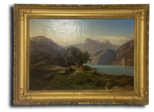 Tableau ancien de paysage montrant des montagnes, un plan d’eau au centre et un premier plan verdoyant sous un ciel clair. Tableau ancien, peinture de paysage, art classique, antiquités, Valais.