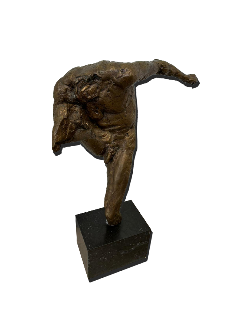 Sculpture en bronze ancien représentant une figure humaine stylisée avec reliefs marqués et patine foncée.