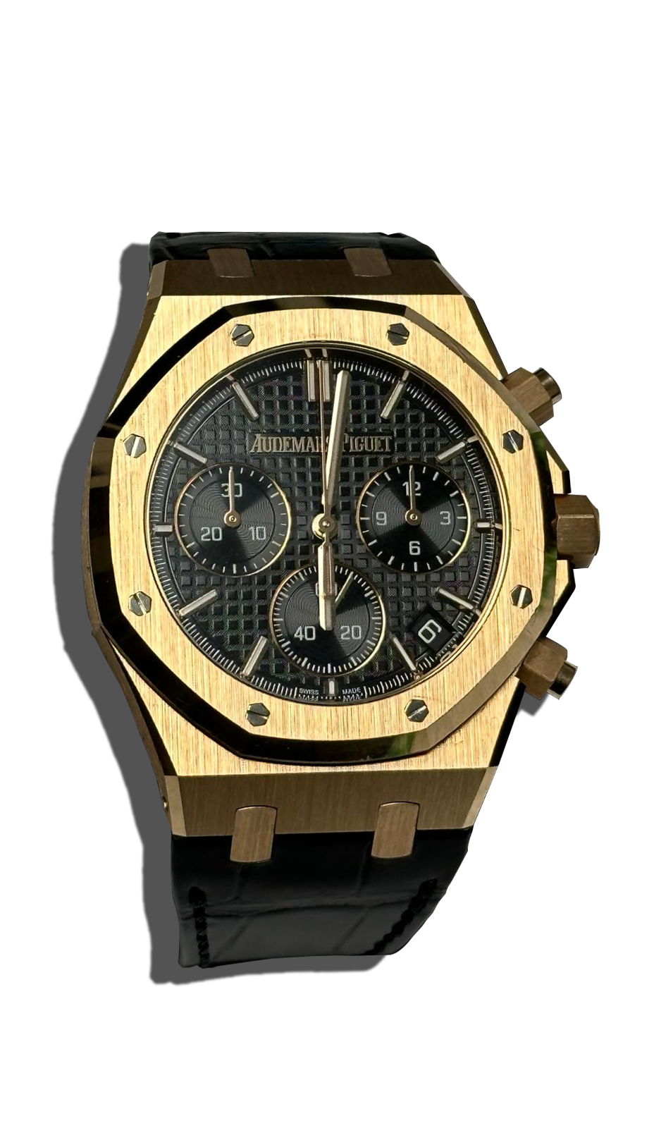 Montre de luxe présentée en gros plan avec cadran détaillé et boîtier aux finitions soignées.