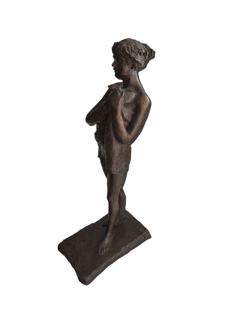 Sculpture en bronze détaillée montrant des formes et textures métalliques.