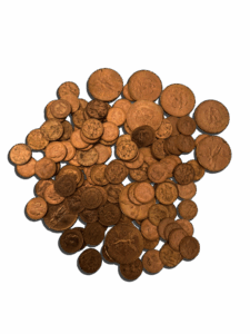 Monnaies anciennes présentées en détail avec différents motifs et patines.