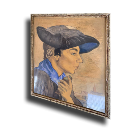 Portrait encadré : femme de profil portant un grand chapeau noir et une écharpe bleue, mains jointes sur fond beige