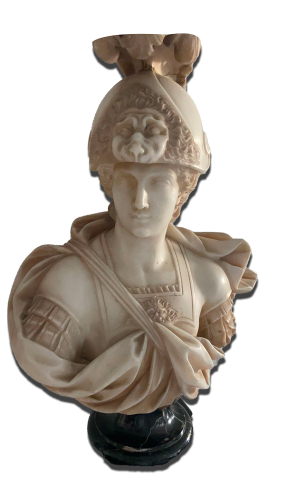 Sculpture en marbre représentant une figure humaine debout avec détails de drapés et formes sculptées, posée sur un socle.