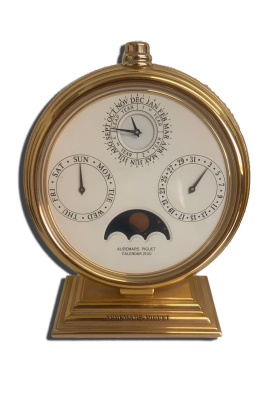 Horloge de luxe suisse ancienne avec cadran circulaire et chiffres clairs, boîtier travaillé et éléments métalliques visibles. Horloge ancienne.