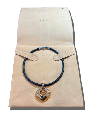 Bijoux de luxe présentée en gros plan avec détails de gemmes et métaux précieux. Bijoux de luxe, joaillerie raffinée, Suisse,