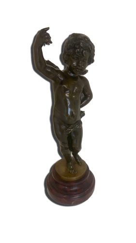 Sculpture en bronze représentant un personnage debout avec un bras levé et expression joyeuse, montée sur une base ronde.