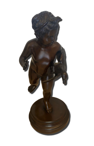 Sculpture en bronze figurative représentant une forme humaine debout aux contours sculptés et patine sombre, reposant sur un socle visible sur fond neutre.