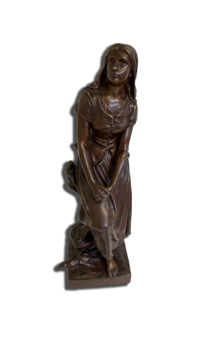 Sculpture en bronze patiné représentant une jeune femme en robe, mains jointes, sur socle