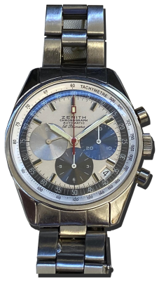 Montre vintage de luxe type chronographe en acier avec bracelet métal, cadran clair à trois compteurs contrastés et graduation tachymétrique ;