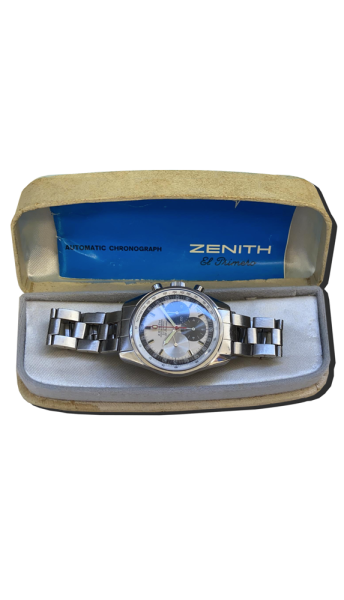 Montre vintage de luxe type chronographe en acier avec bracelet métal, cadran tricolore, présentée ouverte dans un coffret bleu ; Suisse,