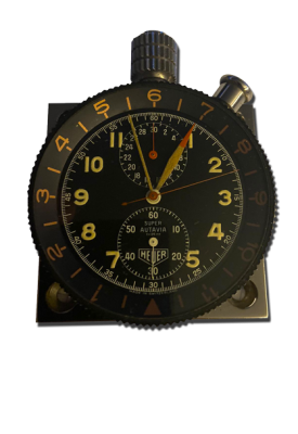 Chronographe vintage noir de type compteur, grands chiffres beige, deux sous-cadrans et aiguilles jaunes/orangées, couronne en partie haute