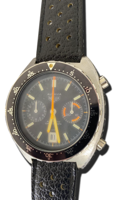 Montre vintage de luxe en acier avec bracelet métal, cadran bleu à index lumineux et lunette.