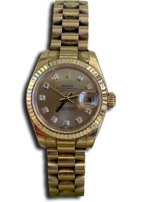 Montre vintage suisse de luxe en métal doré avec lunette cannelée, cadran doré, index sertis et date à 3 h avec loupe, bracelet à maillons.