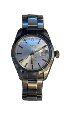 Montre ancienne de collection avec cadran clair, aiguilles fines et boîtier métallique patiné par le temps.