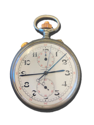 Montre à gousset ancienne vintage ouverte montrant un cadran classique, aiguilles fines et boîtier métallique patiné avec détails ornementaux.