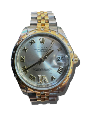 Montre de luxe suisse au cadran détaillé avec aiguilles fines et index bien définis, boîtier métallique poli et bracelet raffiné.