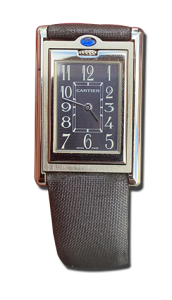 Montre vintage de luxe rectangulaire en métal poli, cadran noir à chiffres, cabochon bleu sur la couronne et bracelet noir.