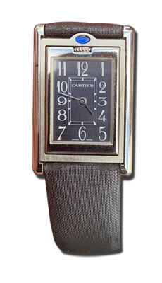 Montre vintage de luxe rectangulaire en métal poli, cadran noir à chiffres, cabochon bleu sur la couronne et bracelet noir.