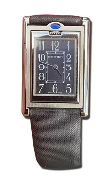 Montre vintage de luxe rectangulaire en métal poli, cadran noir à chiffres, cabochon bleu sur la couronne et bracelet noir.