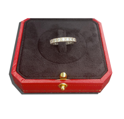 Alliance vintage de luxe avec rangée de diamants sertis, posée dans un écrin rouge à intérieur noir ; Valais, Suisse.