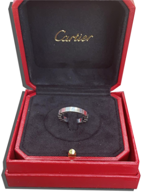 Bague en or blanc dans un écrin