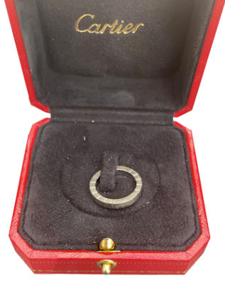 Alliance vintage de luxe en métal blanc, anneau large finition miroir, présentée dans un écrin rouge à intérieur noir ; Valais, Suisse.