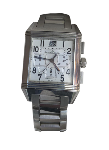Montre vintage de luxe rectangulaire en acier avec chronographe à trois compteurs, grand guichet date et bracelet métal intégré ;