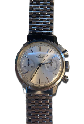 Montre ancienne de collection présentée sur fond neutre avec cadran lisible, aiguilles fines et boîtier métallique montrant une patine d’usage. Montre ancienne, horlogerie de collection