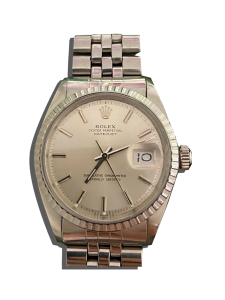 Montre vintage de luxe en acier avec cadran clair, lunette cannelée, bracelet métal à maillons et date avec loupe ; Valais, Suisse.