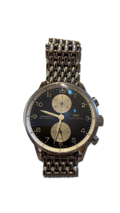 Montre vintage de luxe type chronographe en acier, cadran noir et deux compteurs, bracelet métal maillons, visuel produit détouré