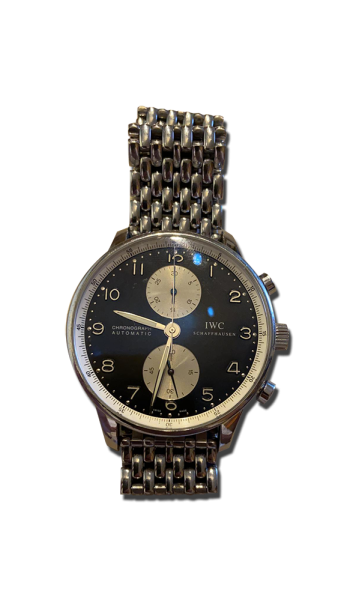 Montre vintage de luxe type chronographe en acier, cadran noir et deux compteurs, bracelet métal maillons, visuel produit détouré